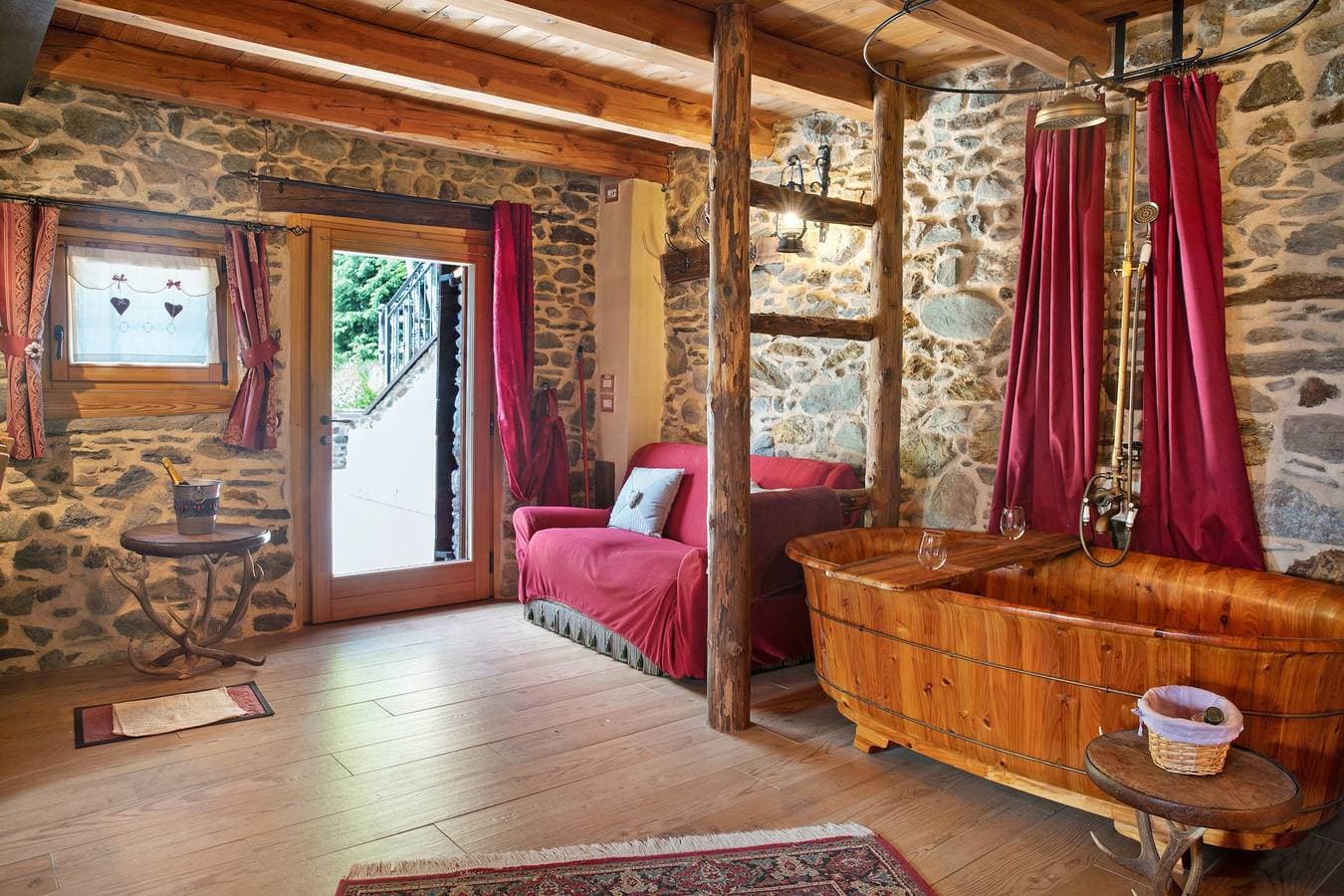 Foto 5 von 33: Deluxe-Zimmer „Chalet Cuore Selvatico“ mit Bergblick, Terrasse und privatem Garten