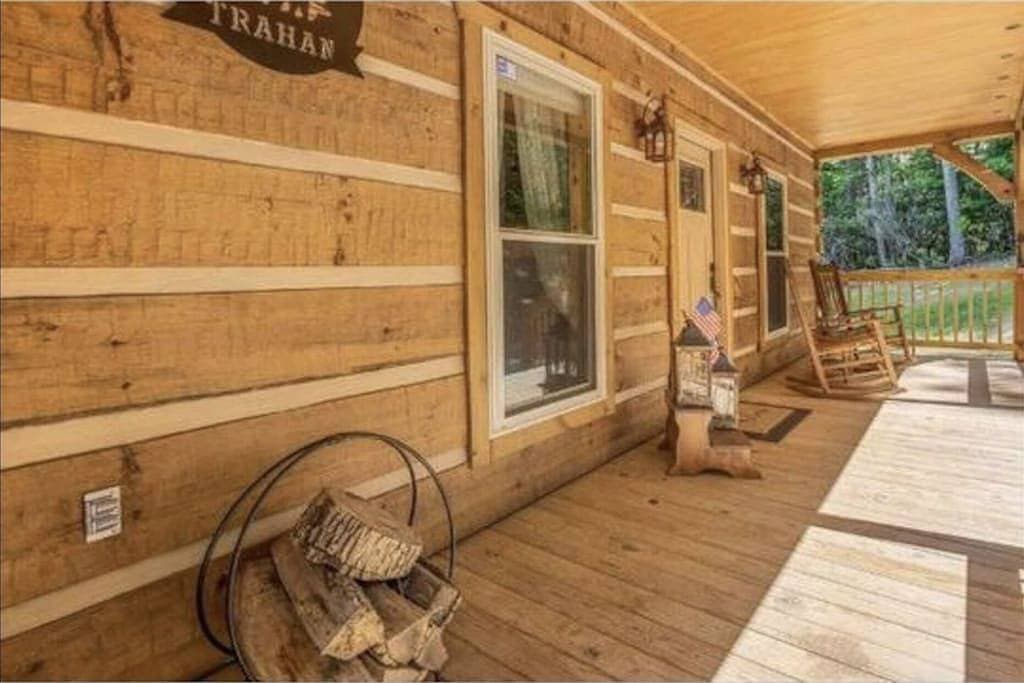 Foto 4 von 34: Gemütliche hundefreundliche Hütte umgeben von schönen Bergbäumen mit Whirlpool+