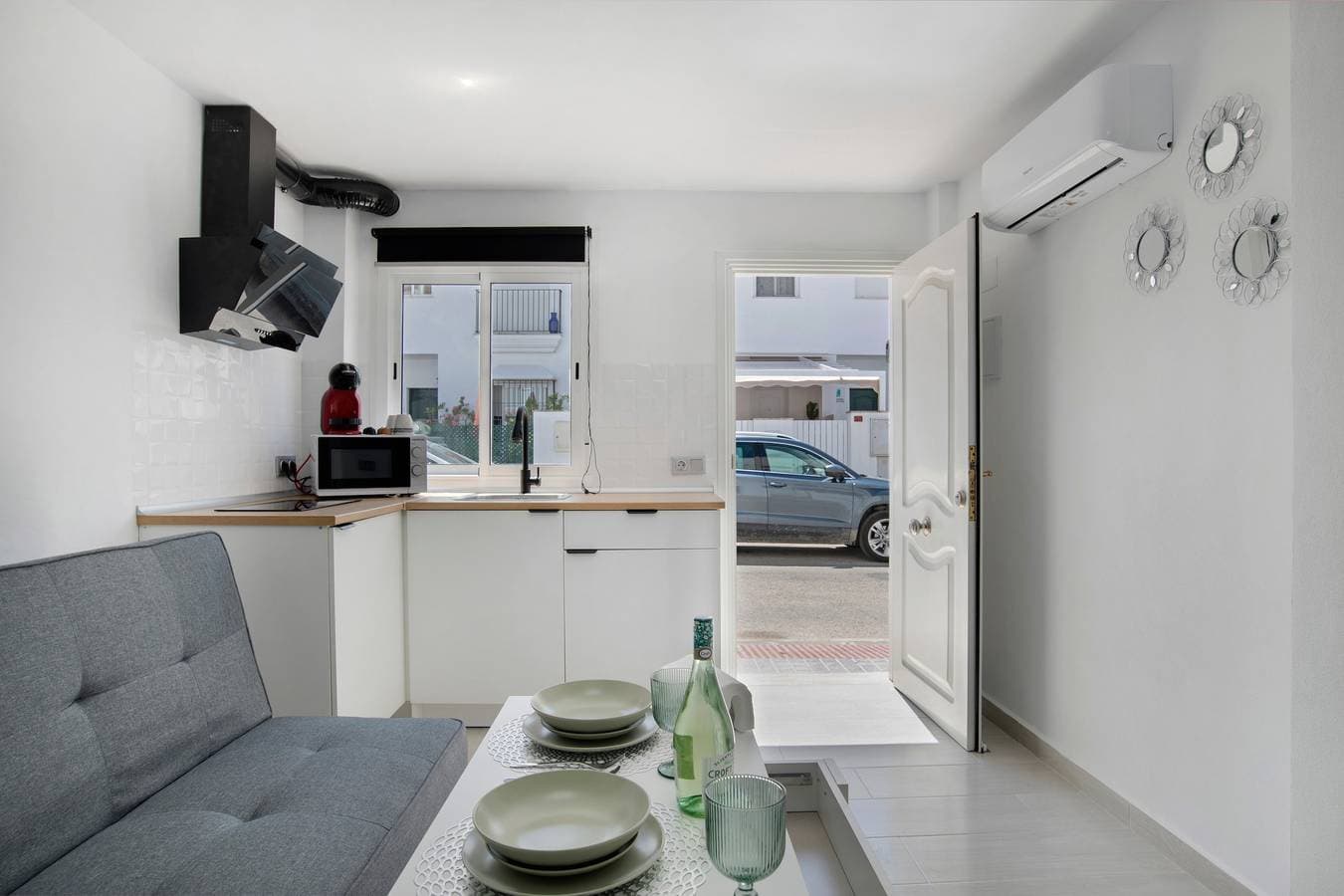 Foto 8 von 25: Einzimmerapartment 'Loft Marina' mit Gemeinschaftspool, WLAN und Klimaanlage