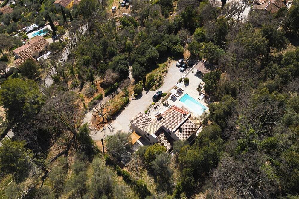 Foto 13 von 28: Stylish 4-Bedroom Design Villa with Pool, Gym & Open Valley Views – Côte d’Azur