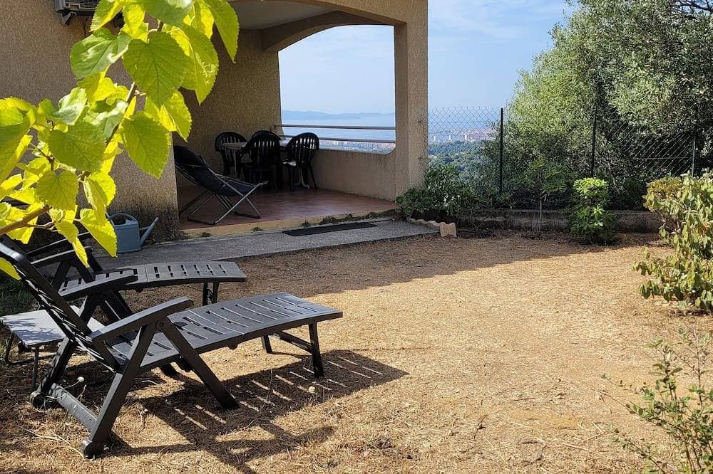 Foto 11 von 11: Exceptional panoramic sea view on the Gulf of Ajaccio. Very quiet. Garden