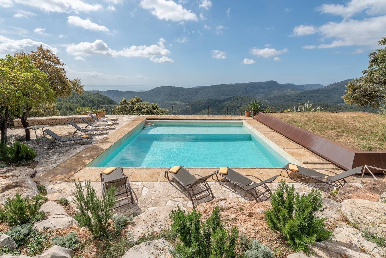 Foto 2 von 27: Traumhafte Finca mit Pool, Steingarten, Terrassen und WLAN; Parkplätze vorhanden