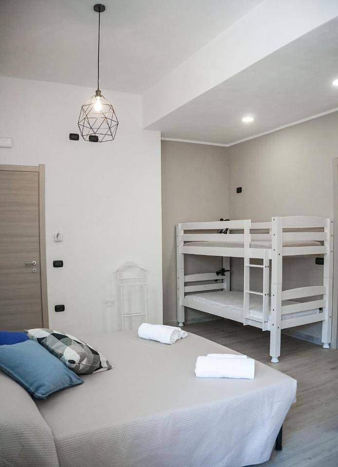Foto 9 von 18: Family Room with Private Bathroom