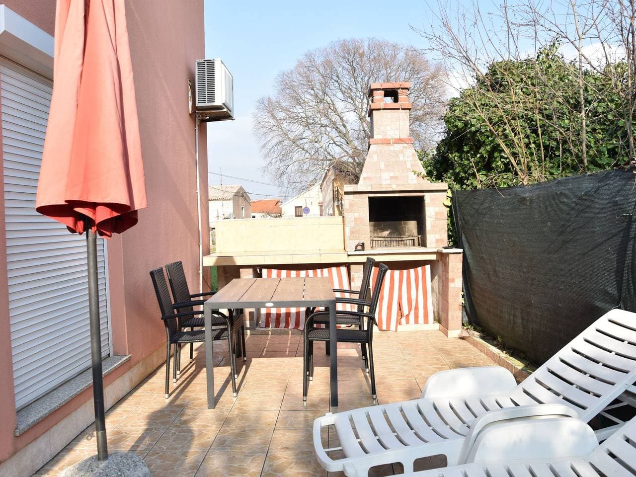 Foto 2 von 27: Ruhiges Ferienhaus mit Balkon und Garten