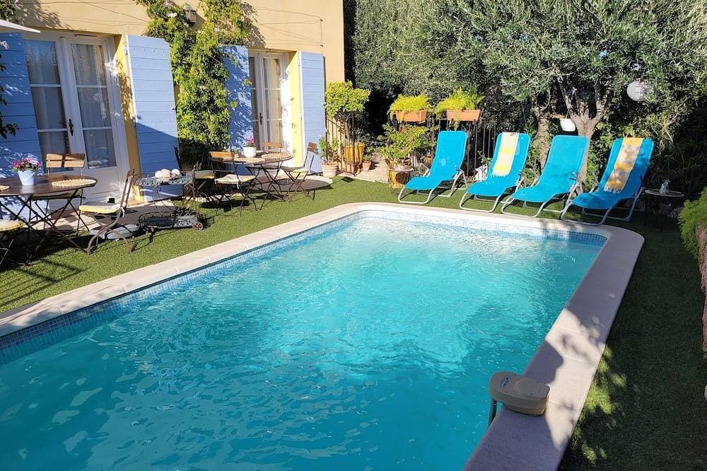 Villa mit beheiztem Pool und Garten 1