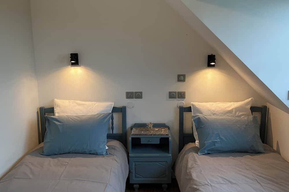 Foto 3 von 18: Large 4* gîte: sleeps 12, 6 bedrooms, 4 bathrooms, games room, garden