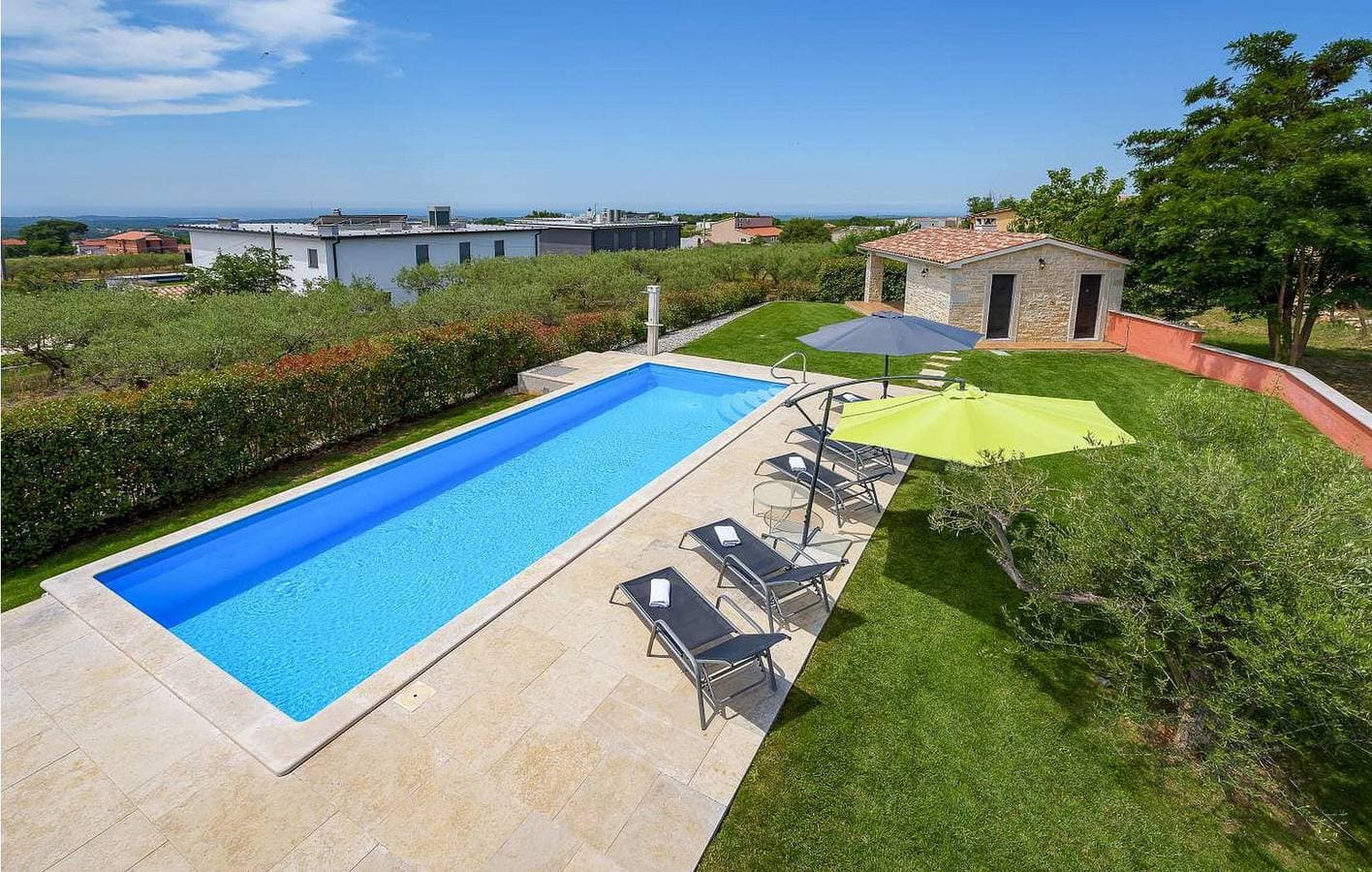 Foto 12 von 38: Charmante 2-Zimmer-Wohnung mit Terrasse, WLAN und Parkplatz in der Nähe des Labinci-Zentrums