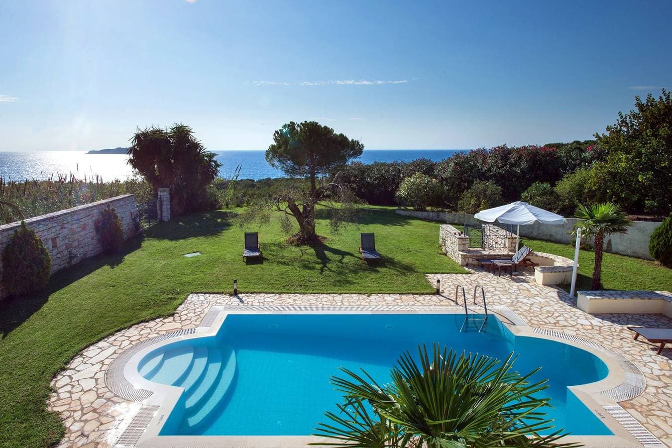 Foto 2 von 41: Luxury Corfu Villa | 3 Bedroom Villa Panorama| Sea View | Private Pool | Arillas