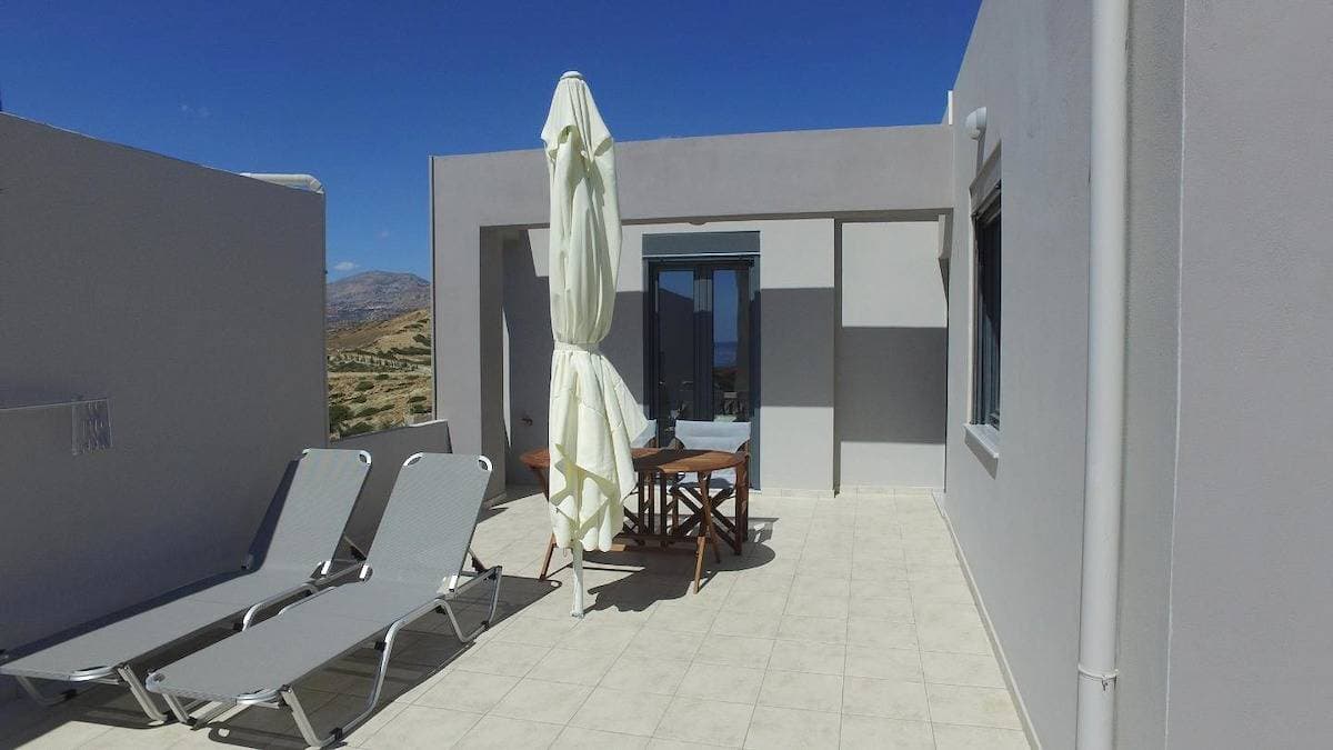 Foto 8 von 38: Weiter Blick auf Landschaft und Meer, Pool, 4 Pers. | Ferienhaus Triopetra, Kreta