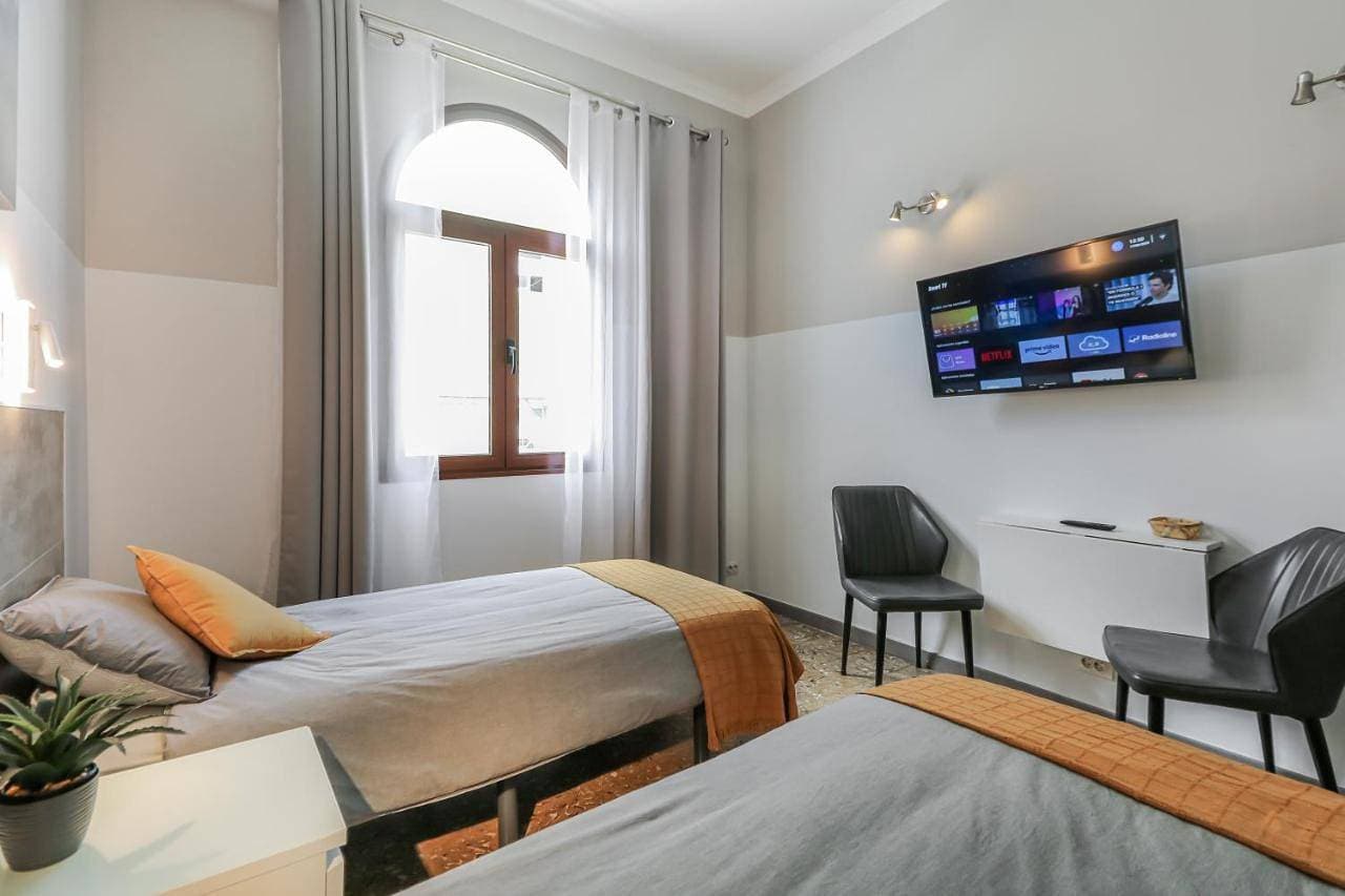 Foto 5 von 10: Twin Room with Private Bathroom