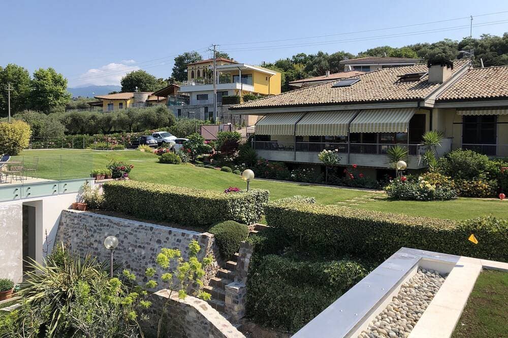 Foto 5 von 30: Apartment innerhalb einer Villa, großer Garten mit Blick auf See und Pool