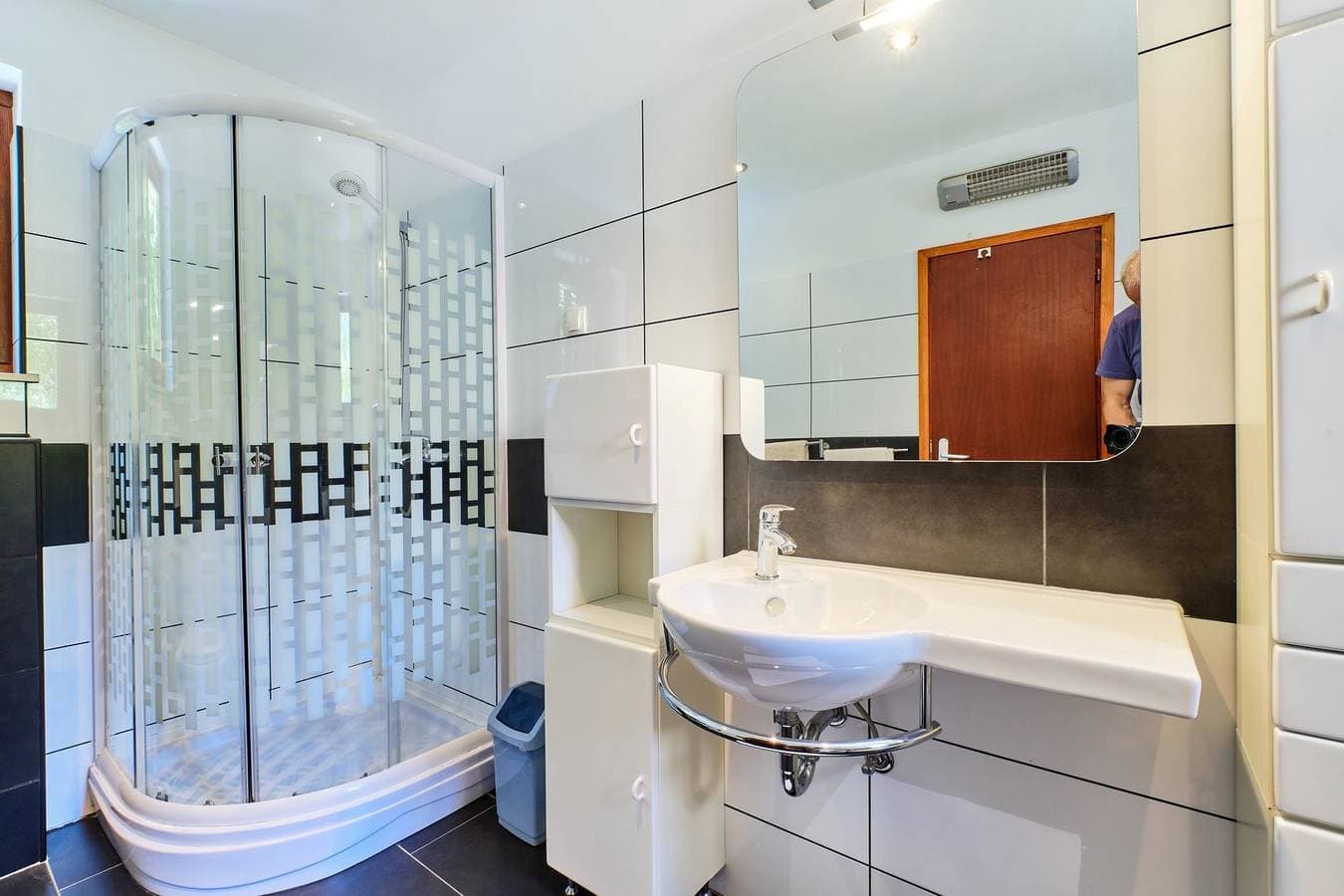 Foto 9 von 16: Das Apartment Ady 2 befindet sich im Erdgeschoss in Mali Losinj. Es ist möglich, 2 Personen unterzubringen. Es liegt in der Nähe des Strandes in der Gegend von Zagazinjine, 450 m vom Zentrum entfernt.
