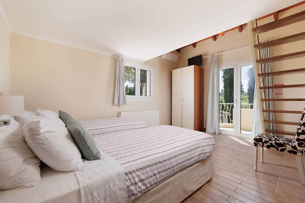 Foto 8 von 30: Villa St. Nicholas House, Family Friendly, Large Heated Pool, 300m to the beach.