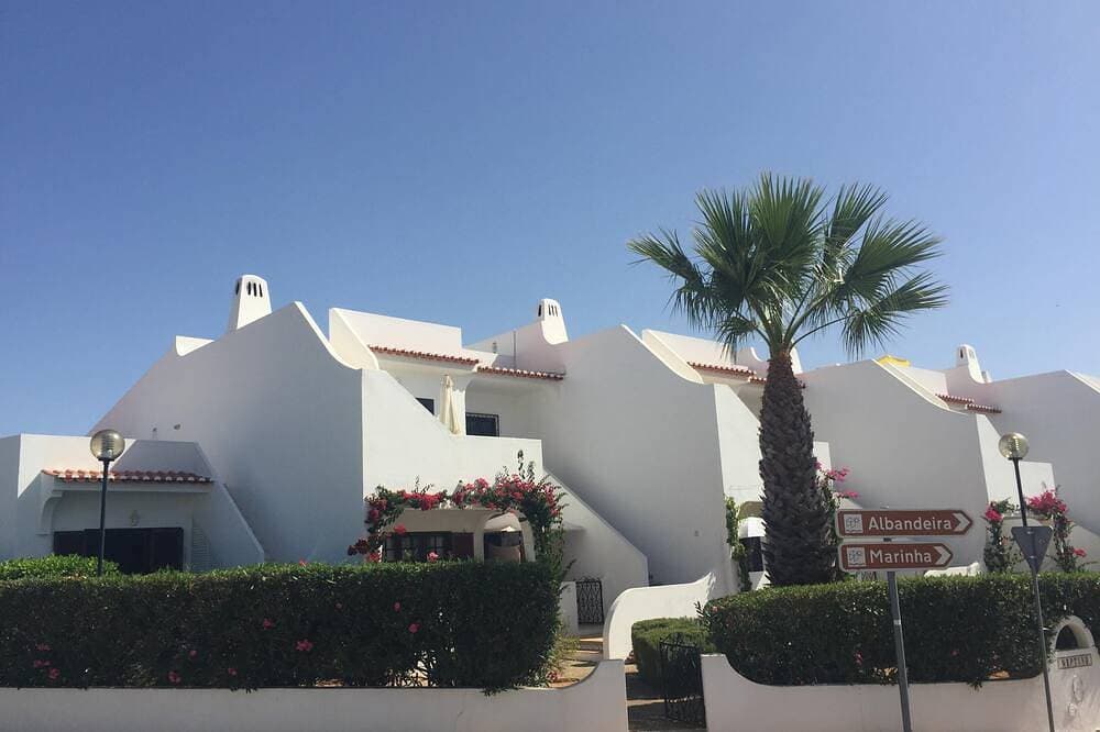 Foto 13 von 30: Apartment mit Meerblick vom oberen Balkon und Gemeinschaftspool. 5 Minuten zu Fuß zum Strand