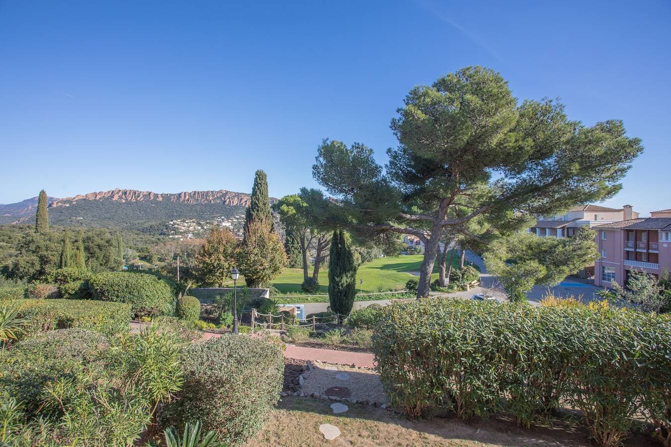 Foto 7 von 32: Einzimmerapartment 'Cap Esterel' mit Bergblick, Gemeinschaftspool und Klimaanlage