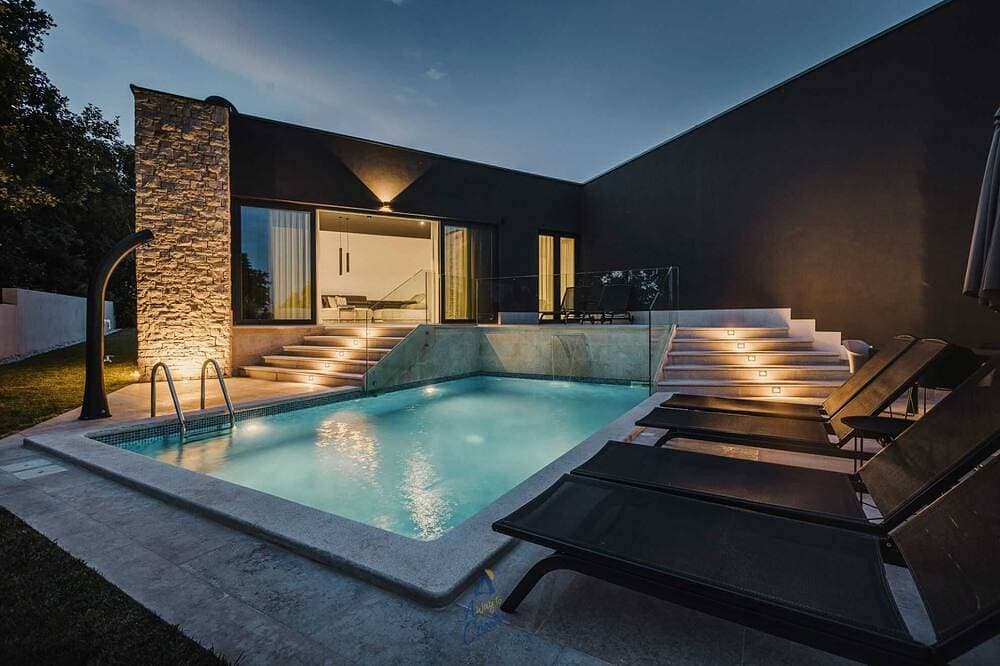 Moderne Villa für 6 Gäste mit Pool, umgeben von Pinienwald, in Strandnähe 1