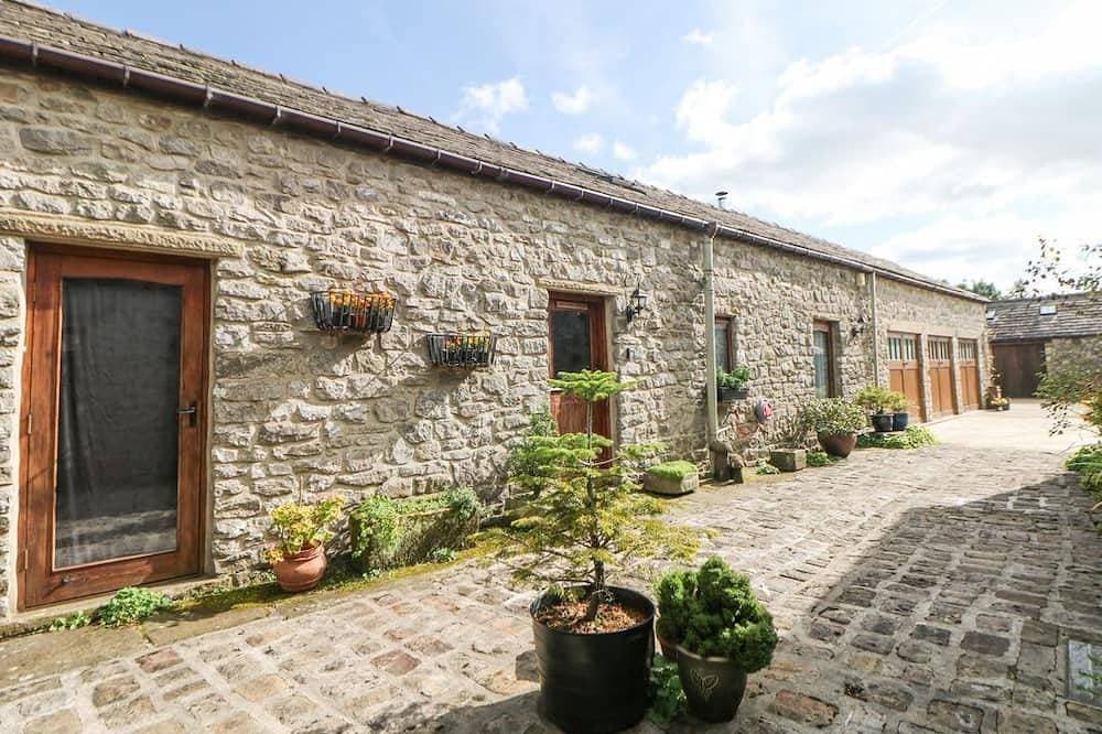 Courtyard Cottage, Peak Forest 1