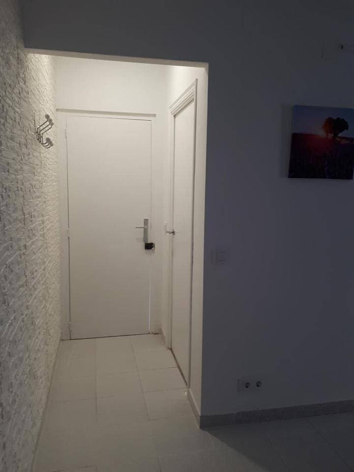 Foto 13 von 48: Large Double Room with Sofa Bed and Private Bathroom