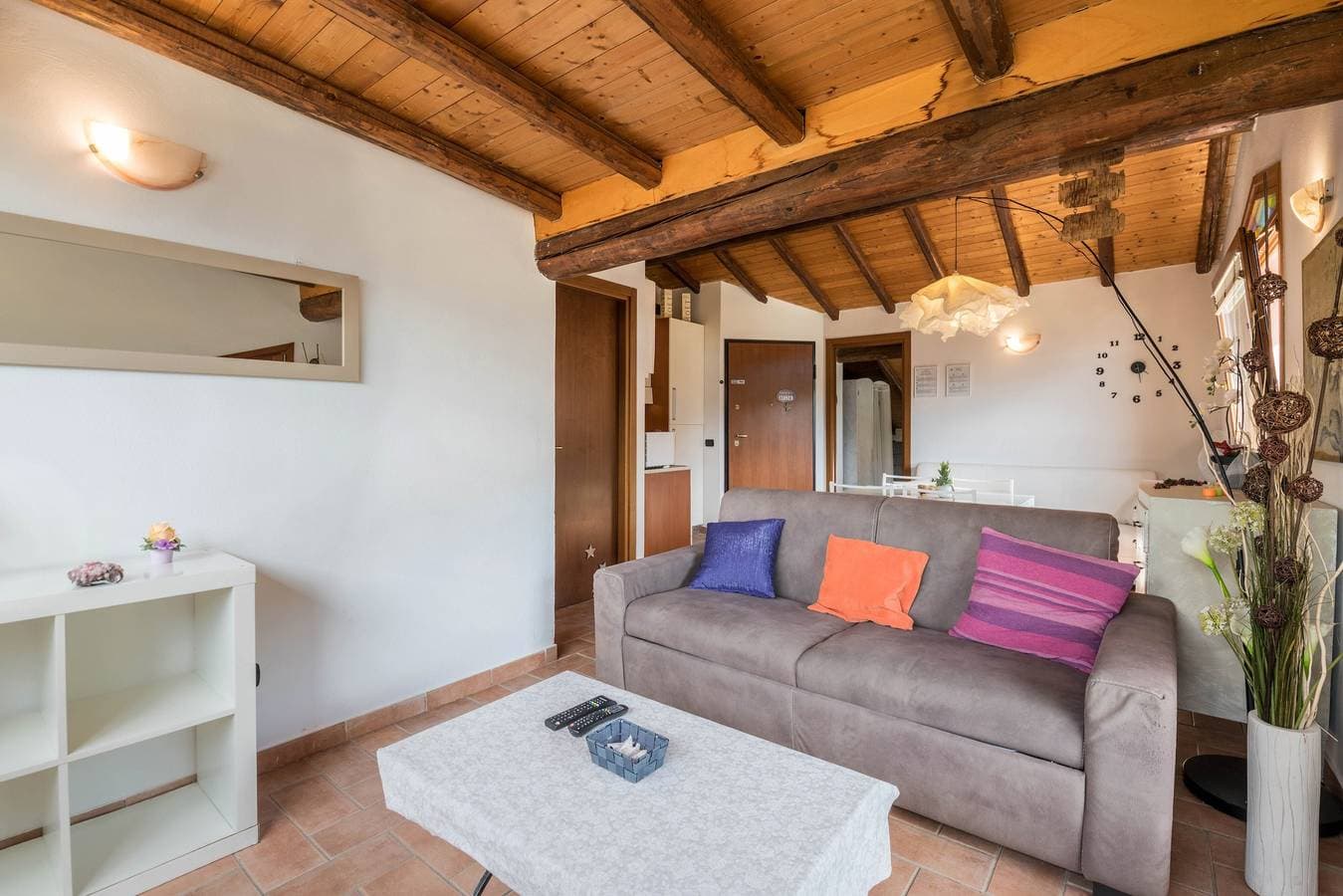 Foto 5 von 31: Haustierfreundliches Apartment "Mansarda con vista lago" mit Seeblick, Pool, WLAN und Terrasse
