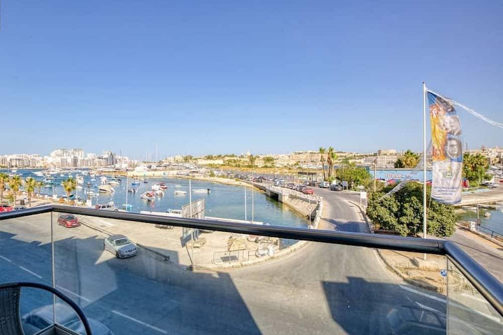 Seafront home with Private Balcony & WIFI in Gzira 1