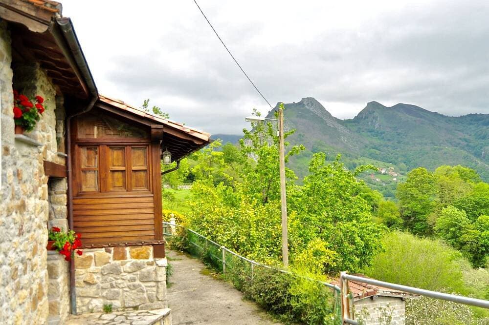 Foto 9 von 25: Nach einer Ecke in Asturien. Kleines Dorf, tolle Aussicht. Picos de Europa.