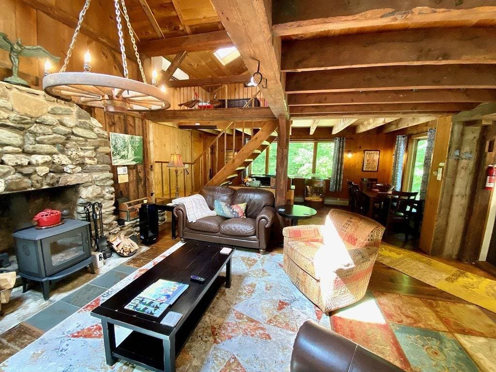 Foto 7 von 38: Creekside Camp. Entspannen im Whirlpool am Bach - Vermont Stil