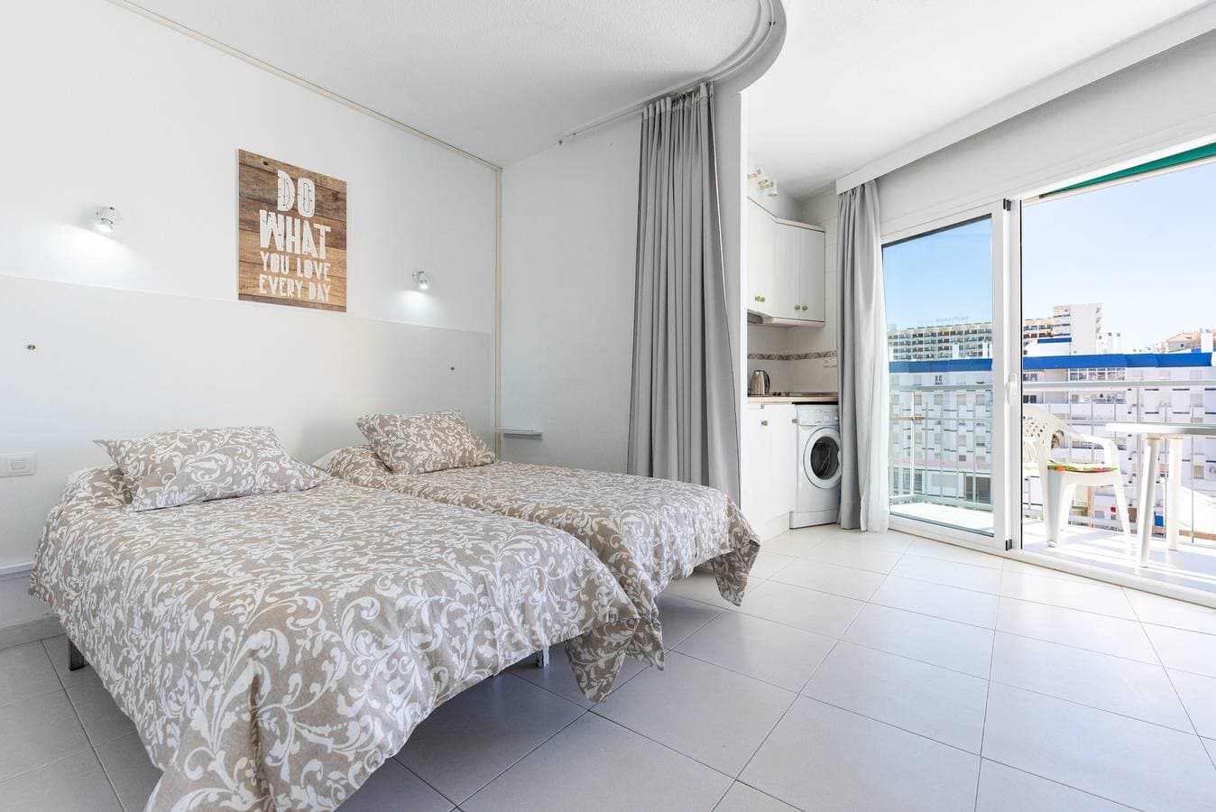 Foto 12 von 22: Sunny Seaside Studio mit Balkon, Klimaanlage und Meerblick