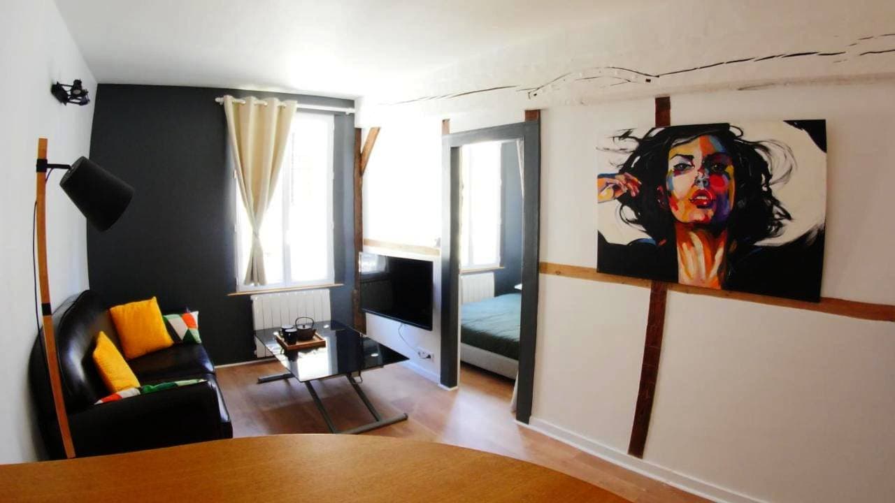 Coeur de ville, joli 2 pieces au 1er étage, Wifi ! 1