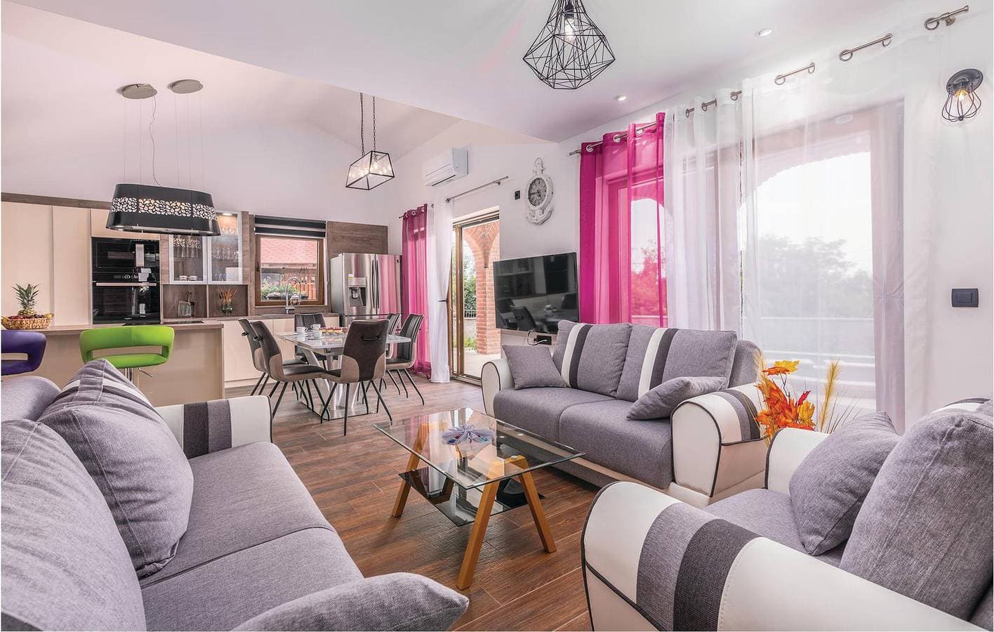 Foto 6 von 53: Gemütliche Ferienwohnung mit Pool, Parkplatz und WLAN, 1,5 km vom Strand von Jert entfernt