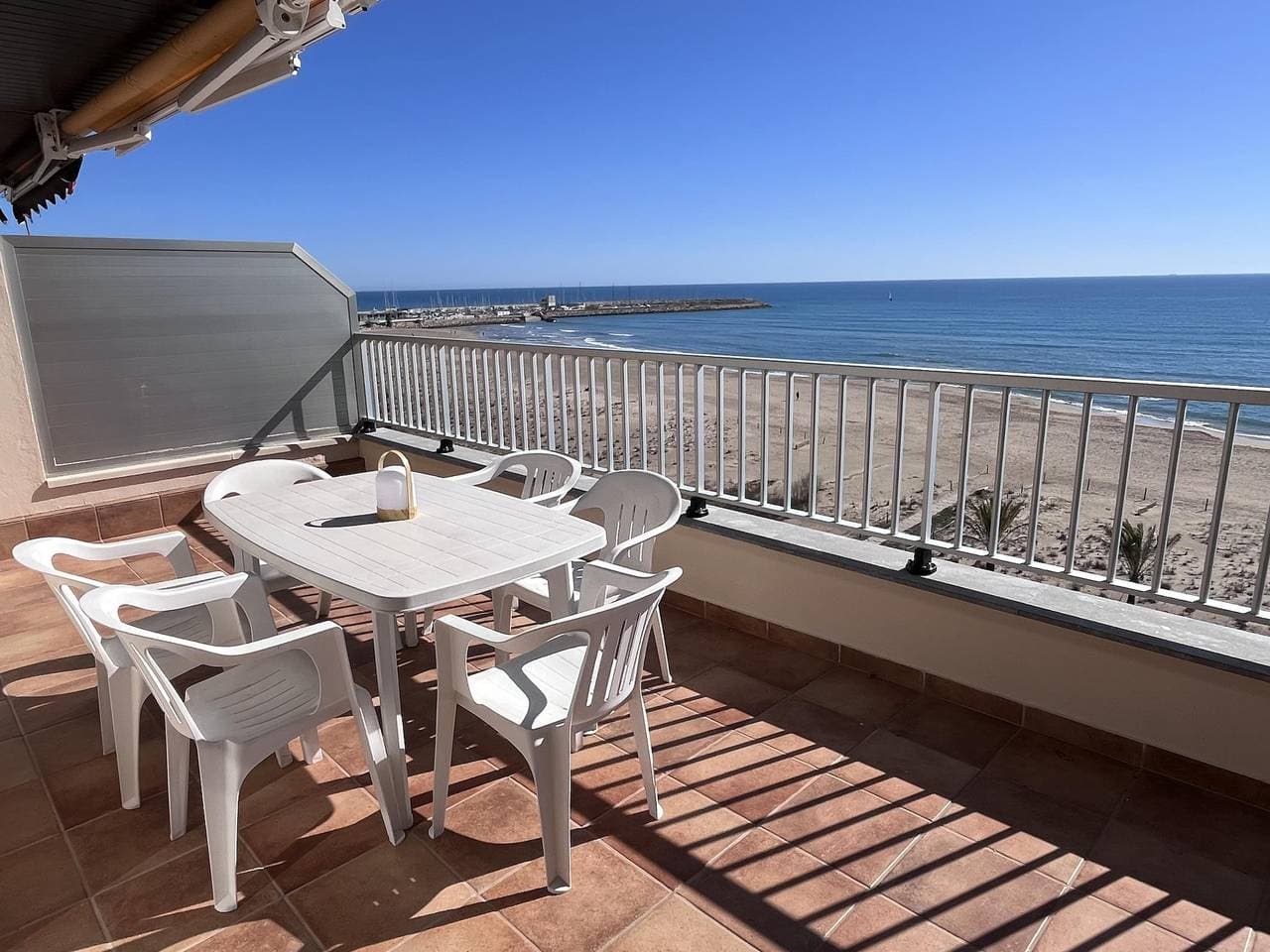 Foto 2 von 35: Großzügige Ferienwohnung direkt am Meer mit traumhaftem Ausblick