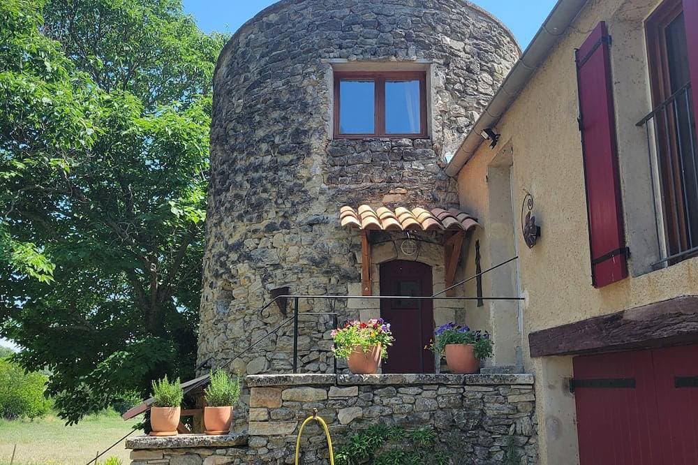 Unusual gîte for 2 people in a 17th century tower 1