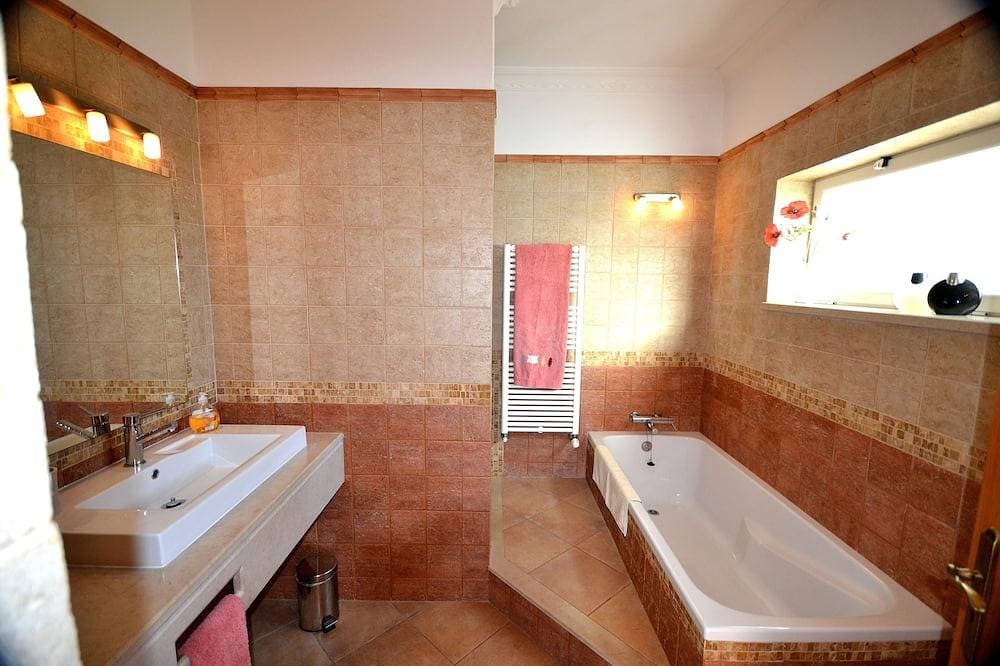 Foto 6 von 30: Herrliche Aussicht auf die Küste, Infinity-Pool, eine luxuriöse und ruhige private Familienvilla