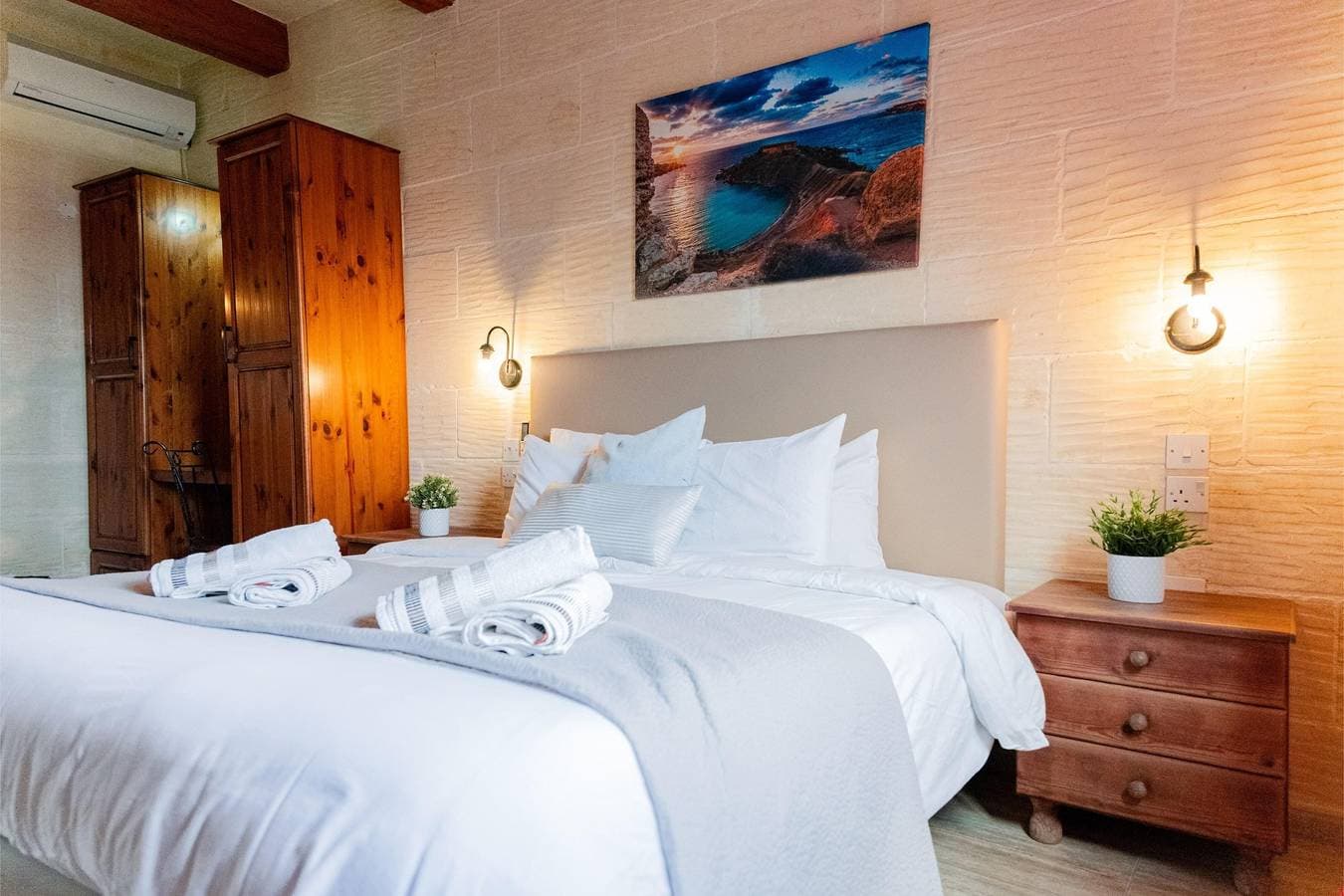 Foto 8 von 30: Villa Savona Sleeps 7 with Private Pool
