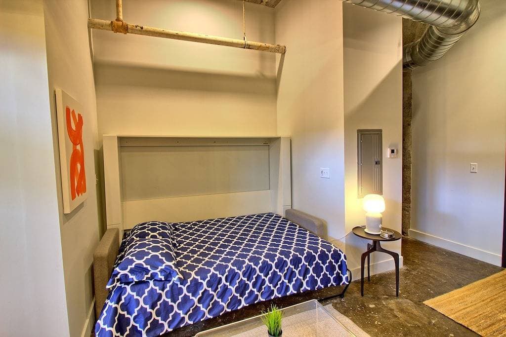 Foto 7 von 23: Chic Ultramodern Minimalist Studio Loft + Patio