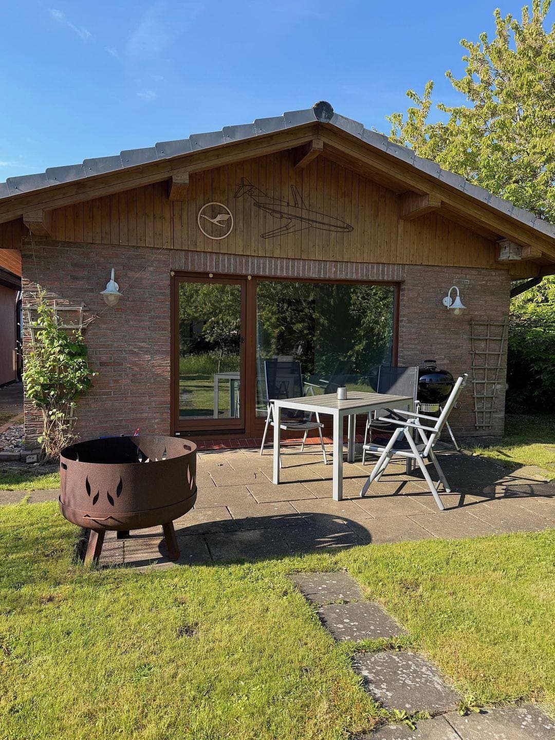 Foto 2 von 23: Bungalow im Garten - Komfortables Ferienhaus mit Terrasse und Feuerschale