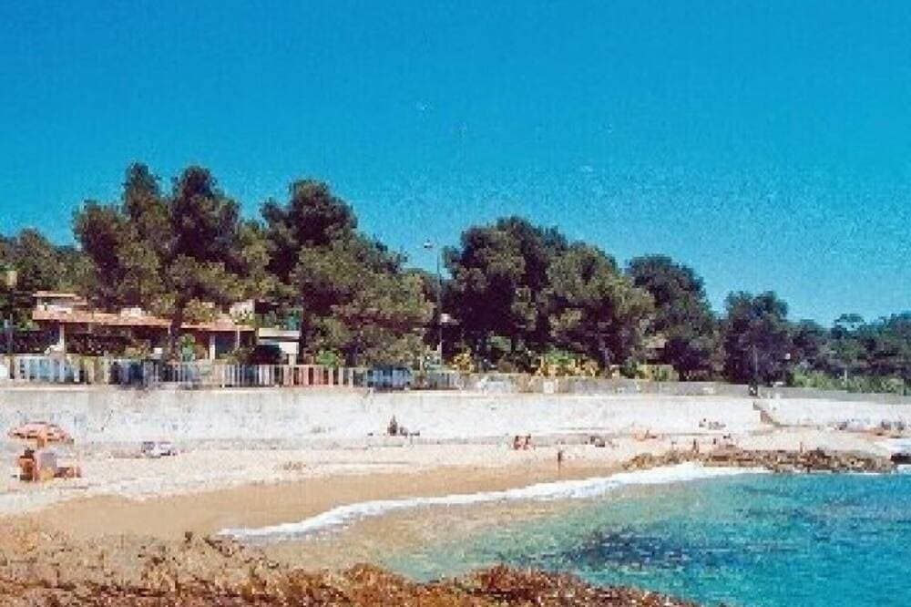 Beautiful apartment for 6 pers in front of the sea and the Gigaro beach 1
