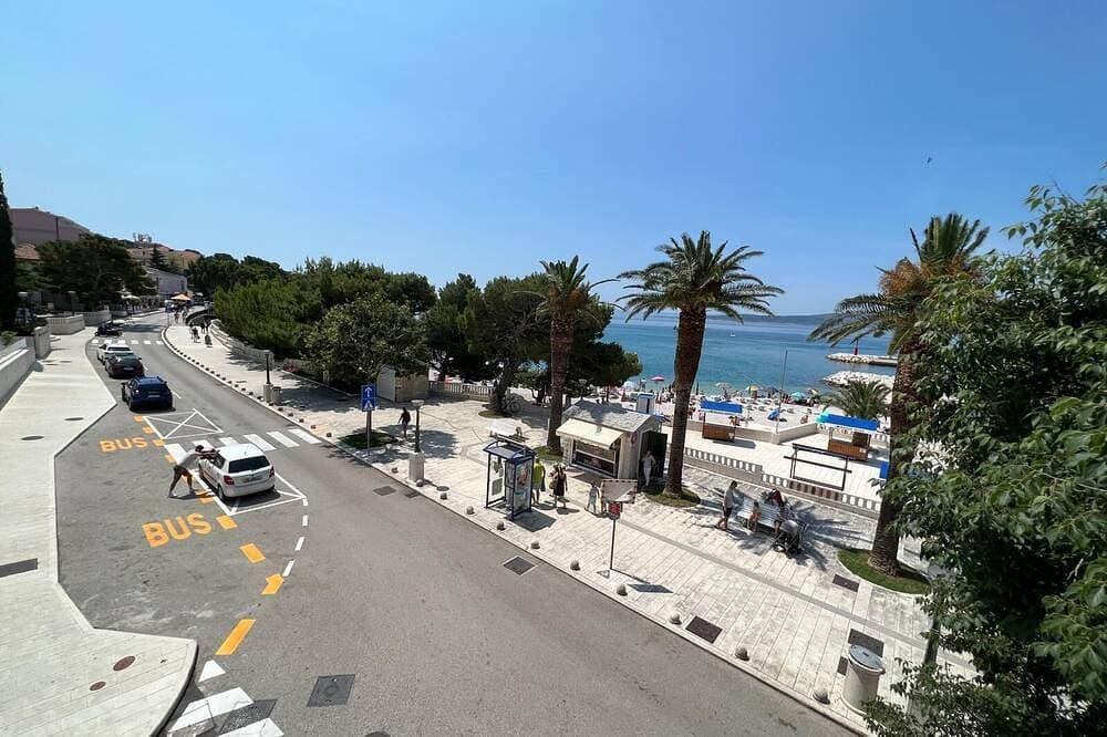 Foto 11 von 16: Central Baška Voda Beachfront Apartment with AC, WiFi, parking & a stunning view