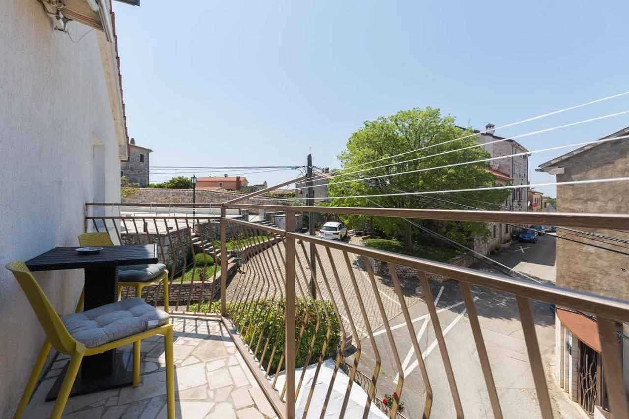 Foto 6 von 39: Ferienwohnung mit Klimaanlage und Balkon