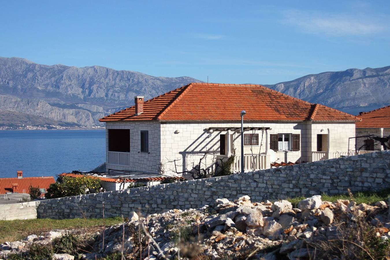 Foto 2 von 28: One bedroom apartment with balcony and sea view Postira, Brač -b