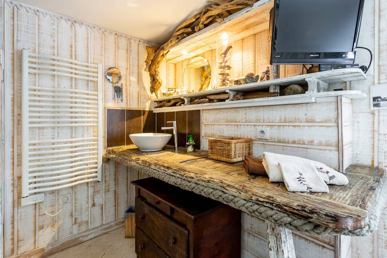 Foto 6 von 20: La Cabane de Bébert: Gästezimmer 'Marie En Lys' mit gemeinsamer Terrasse und WLAN