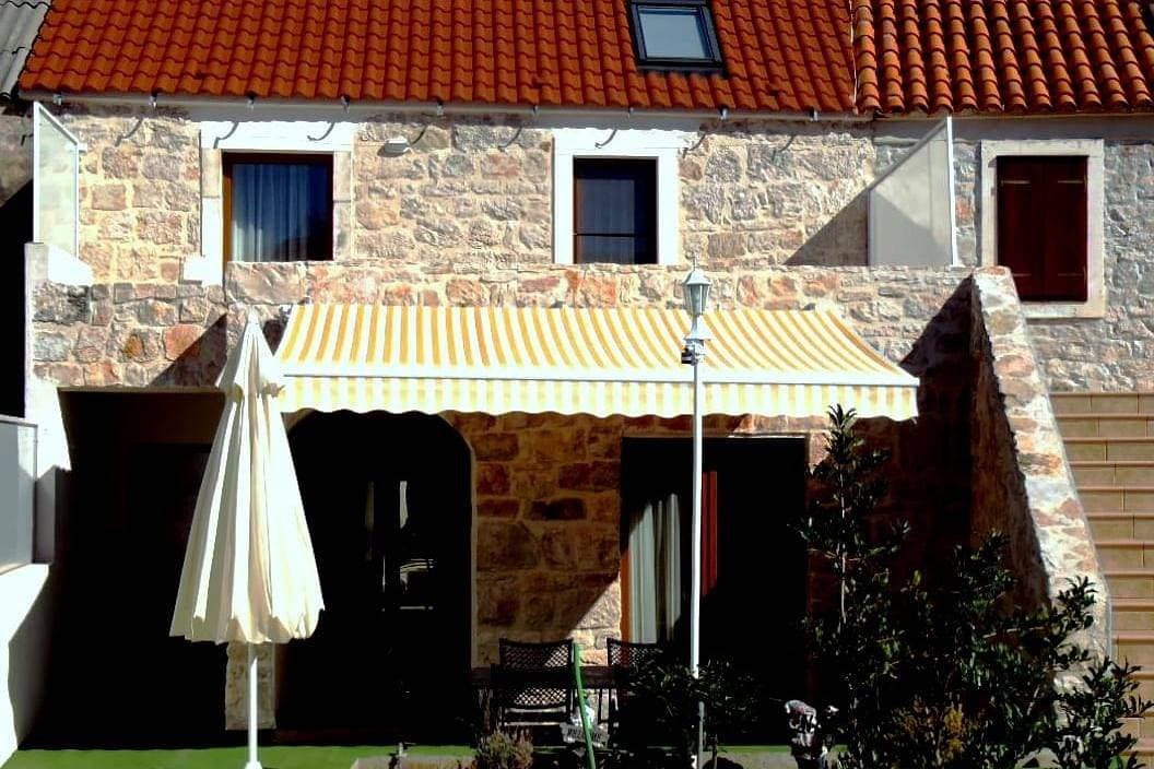 Foto 2 von 9: 2-Zimmer-Haus mit Terrasse und Meerblick Krapanj, Sibenik
