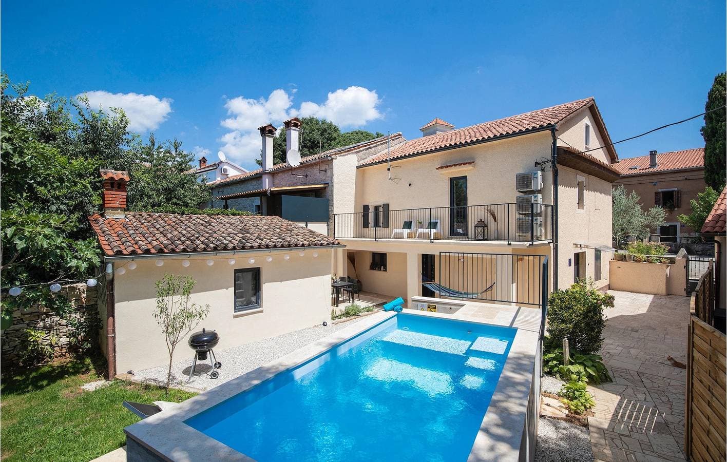 Moderne 2-Zimmer-Wohnung mit Pool und Parkplatz in Jursici, 300 m vom Stadtzentrum entfernt 1