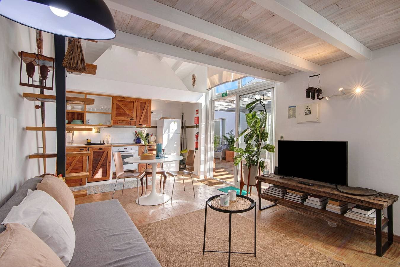 Foto 4 von 23: Apartment 'Estúdio Casa Do Limoeiro' mit Gemeinschaftsgarten, WLAN und Klimaanlage
