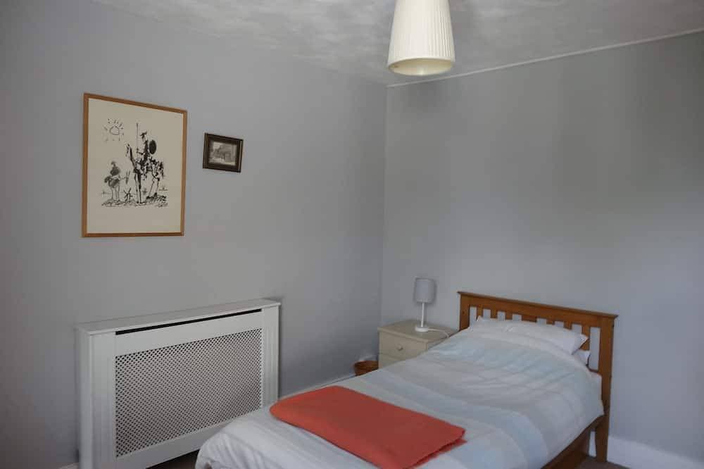 Foto 8 von 25: Two minutes from beach. Cosy pet-friendly cottage in cool location with garden.