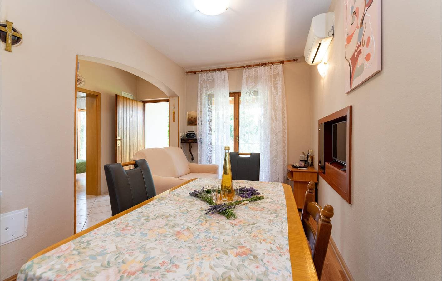 Foto 6 von 29: Gemütliche Ferienwohnung, 2 km von der Küste entfernt: WLAN, Klimaanlage, Parkplatz und Terrasse