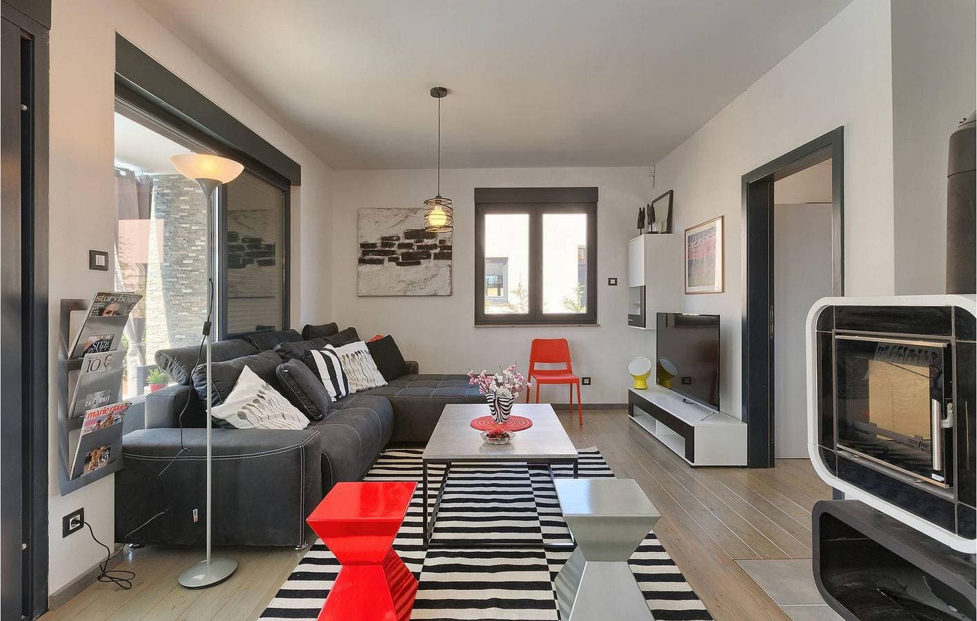 Foto 2 von 40: Geräumige 2-Zimmer-Wohnung mit Pool, Parkplatz und WLAN in der Nähe von Restaurants und dem Stadtzentrum