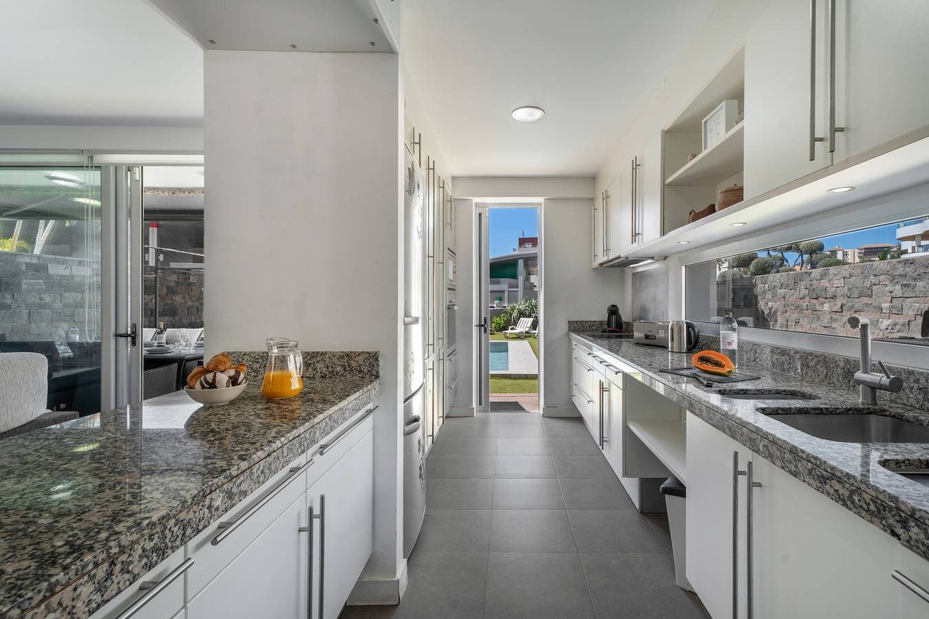 Foto 8 von 34: Ferienvilla 'Playa Del Duque' mit privater Terrasse, WLAN und Klimaanlage