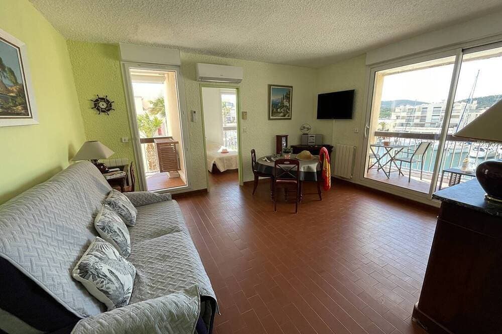 Foto 2 von 16: Geräumige 2-Zimmer-Wohnung, Blick auf die Honour Dock