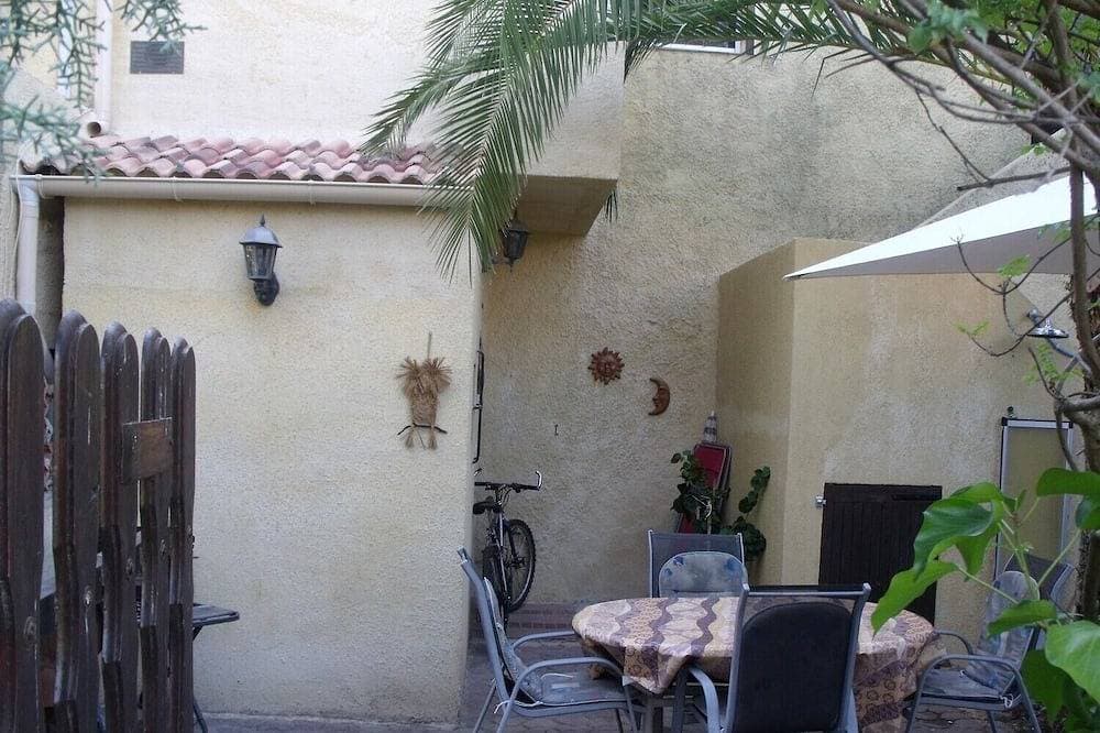 Foto 12 von 13: Mini Villa direct access to the sea 150 m, Courtyard, WIFI, Parking, closed garage
