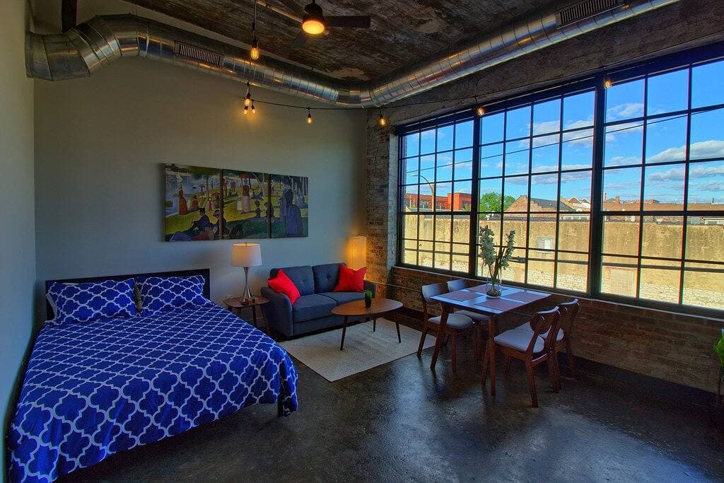 Foto 12 von 21: Chic Ultramodern Studio Loft w/ Designer Features
